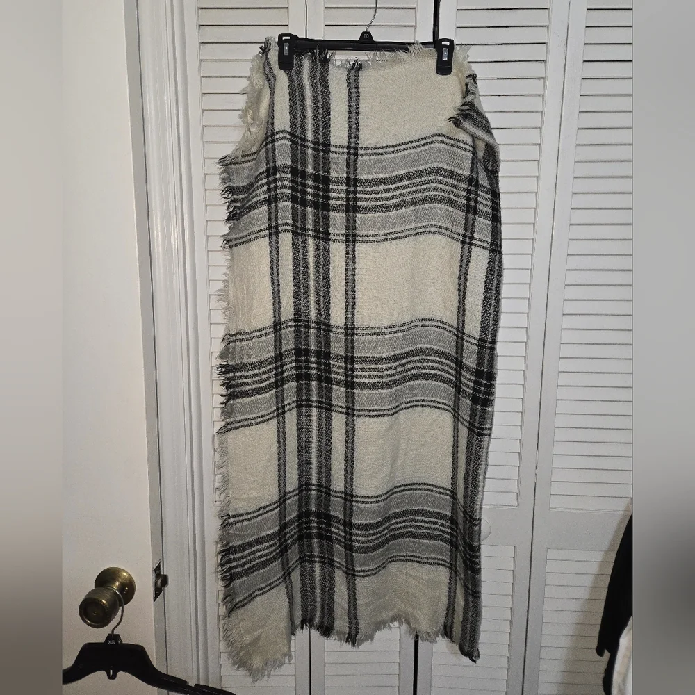 Plaid Fringed Scarf Shawl in Black and Cream